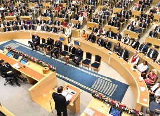 O PAÍS ONDE DEPUTADOS NÃO TÊM ASSESSORES, PAGAM PELO CAFEZINHO E DORMEM EM QUITINETES