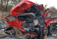 BATIDA ENTRE CAMINHÃO E VAN DEIXA 12 MORTOS E UM FERIDO EM MG