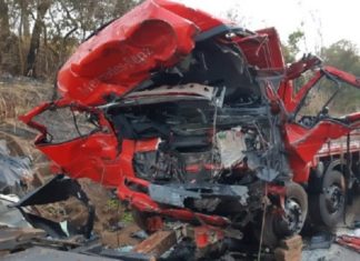 BATIDA ENTRE CAMINHÃO E VAN DEIXA 12 MORTOS E UM FERIDO EM MG