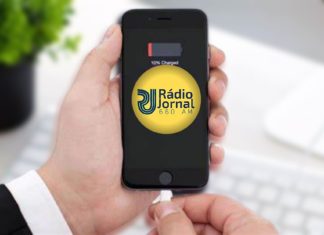 AFINAL, TEM PROBLEMA DEIXAR O CELULAR CARREGANDO A NOITE TODA?