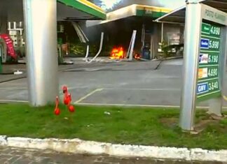 CARRO PEGA FOGO EM POSTO DE COMBUSTÍVEL DE SALVADOR APÓS EXPLOSÃO DURANTE ABASTECIMENTO DE GNV