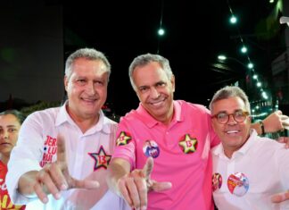Ao lado de Félix Mendonça, Rui Costa participa de comício e carreata em Maracás