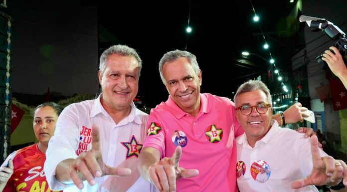 Ao lado de Félix Mendonça, Rui Costa participa de comício e carreata em Maracás